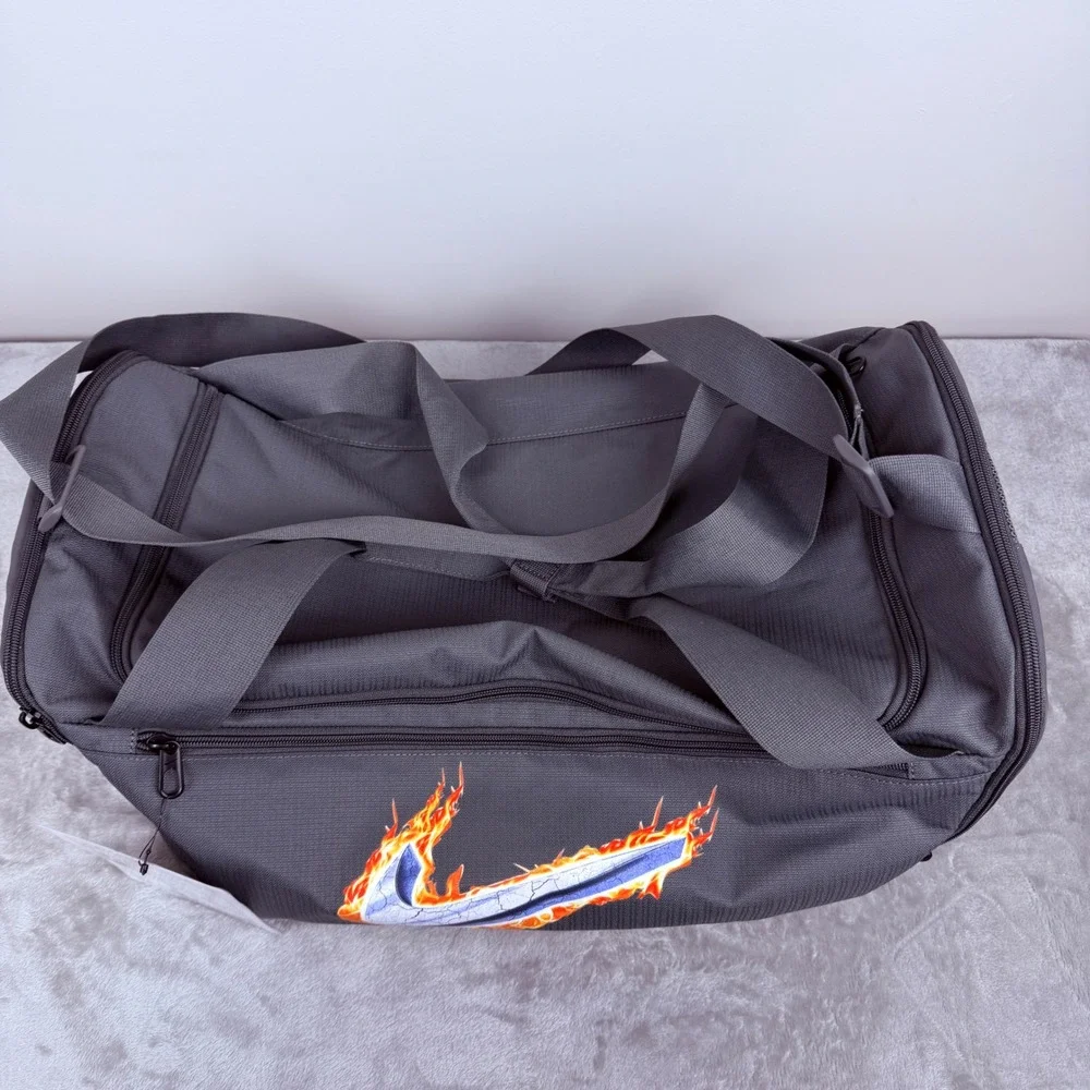 Nike Brasilia Small Duffel Bag Iron‎ Grey Flame Swoosh DQ4479-068 Sample